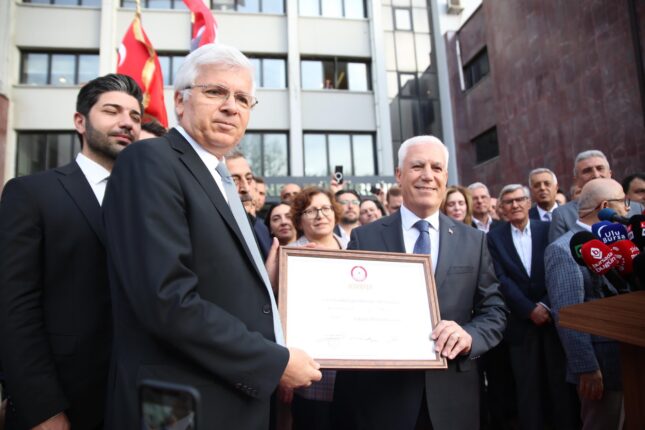 Bozbey, mazbata teslimiyle mesaiye başladı