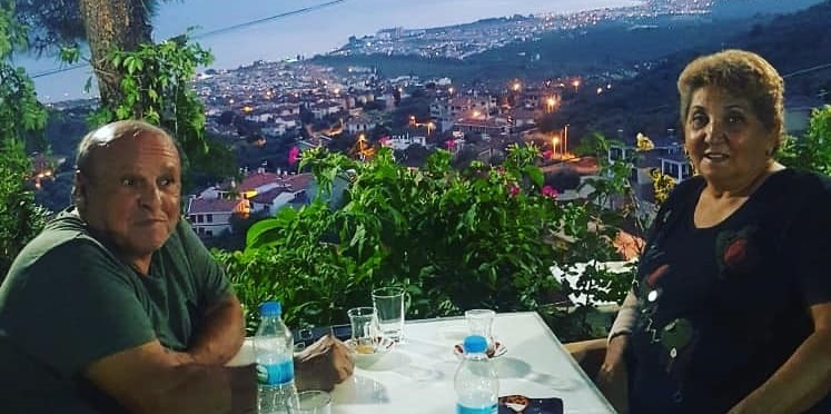 UNUTMADIM VE ÇOK ÖZLEDİM DOSTUM, YOLDAŞIM VEDAT ÇANAKLI’YI.  BIRAKIP GİTTİĞİ BİR YIL OLDU.