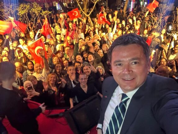 GÖNÜLLERİ FETHEDİP OSMANGAZİ’YE BAŞKAN OLAN EVİMİN KÜÇÜK OĞLU ERKAN AYDIN.