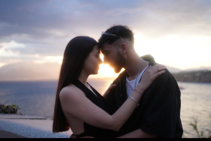 Mecal yepyeni şarkısıyla listelere göz kırptı!