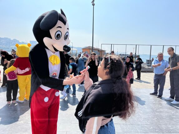 Gemlik’te çocuklar bayramı şeker tadında kutluyor