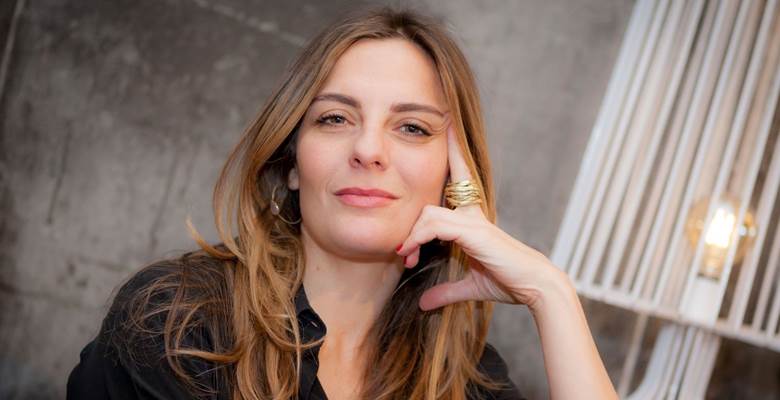 Lesli Karavil, muzip hikayeleri ve yüksek enerjisiyle izleyenleri gülmekten kırıp geçiriyor