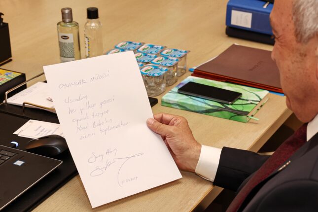 SUNAY AKIN ECZACILIK KÜLTÜRÜ MÜZESİ’Nİ BAŞKAN ÖZDEMİR’E ANLATTI