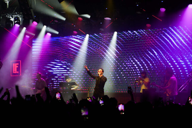 GÖKHAN TÜRKMEN IF PERFOMANCE HALL BEŞİKTAŞ KONSERİNDE HAYRANLARINI BÜYÜLEDİ