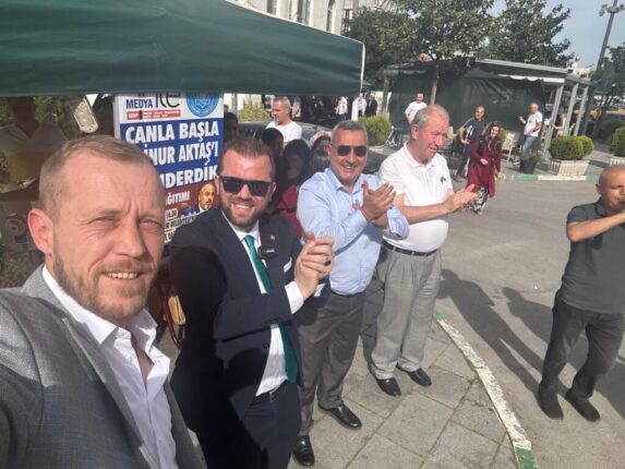 Bursa’da eski başkan gitti gazeteci lokma dağıtıldı