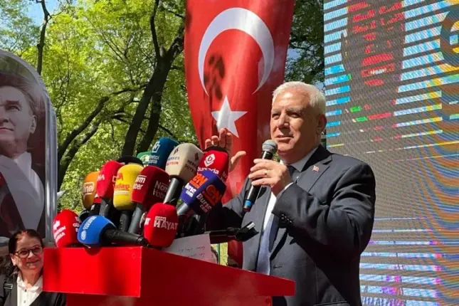 Sağ siyasetin elinde ezilen yoksul bırakılan halk, CHP’yi umut olarak görmüştür