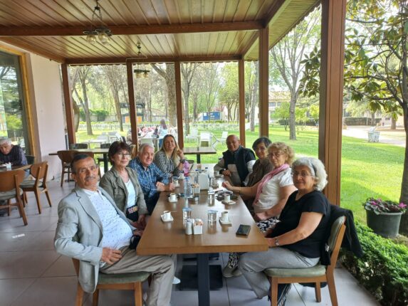 Tapucular Birarada! Osmangazi 2.Bölge Tapu Sicil Müdürlüğü’nden Emekli Olan Personel Anılarını Tazeledi.
