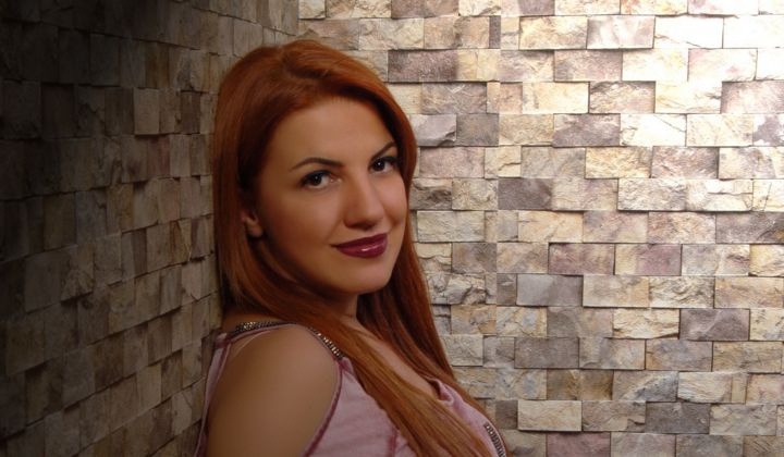 KIVILCIM KALAY’DAN TİYATRO SAHNESİNE DEMET AKALIN MODELİ