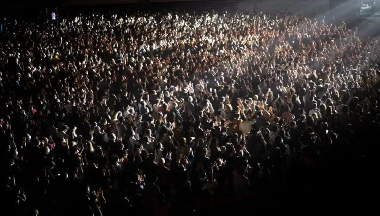 200 BİN KİŞİLİK KONSER