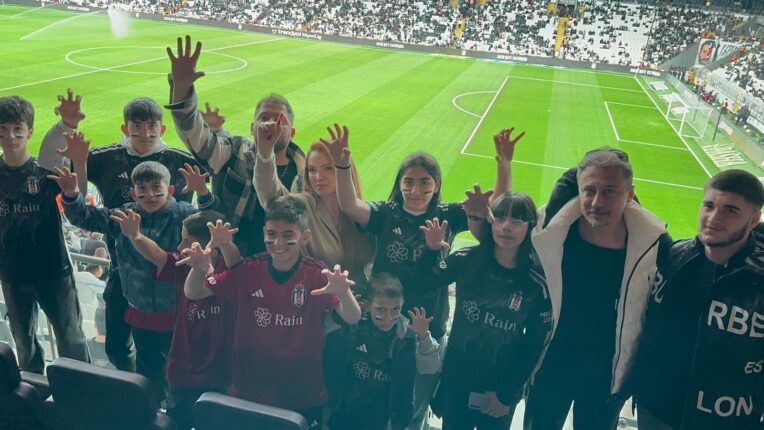 Pınar Eliçe Kimsesiz Çocuklarla Beşiktaş Maçını İzledi