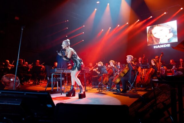 HANDE YENER’DEN SENFONİK YORUM!     SEZEN AKSU ŞARKILARIYLA HERKESİ BÜYÜLEDİ!