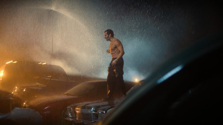 Gökhan Türkmen yeni klibinde hem vücudunu sergiledi hem de oyunculuğunu