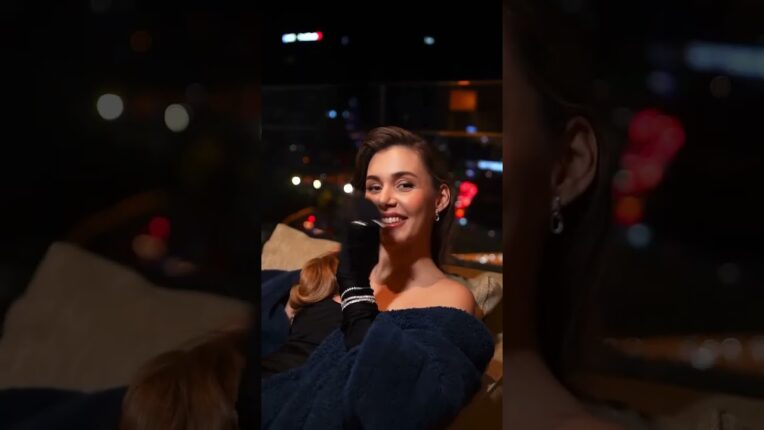 Berfu Yenenler, elbisesiyle tüm dikkatleri üzerine çekti.