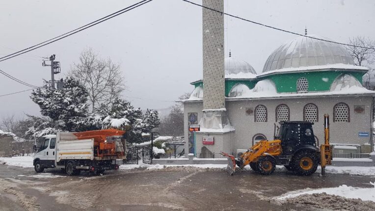 NİLÜFER’DE KARLA MÜCADELE ÇALIŞMALARI ARALIKSIZ SÜRÜYOR