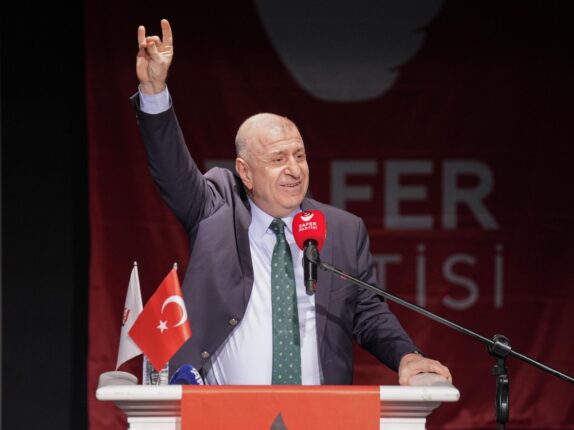 İktidarın Sopası Zafer Partisi Stantlarını Dağıtıyor!