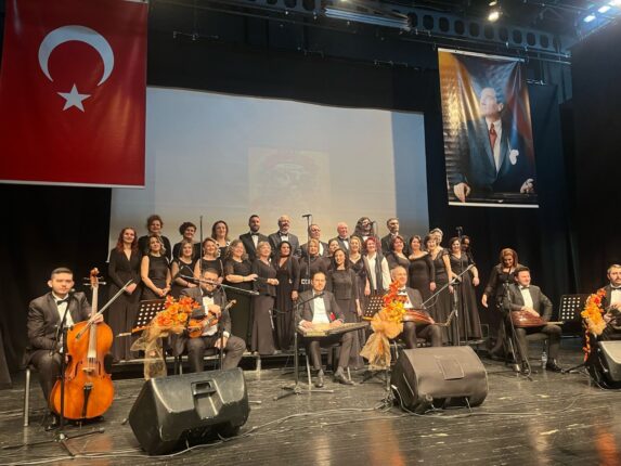 YAKAMOZ TÜRK MÜZİĞİ KOROSUNDAN ANLAMLI KONSER