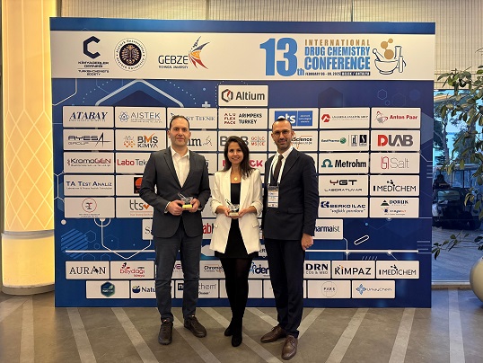 Atabay İlaç Uluslararası İlaç Kimyası Kongresi’nden İki Kristal Havan Ödülüyle Döndü