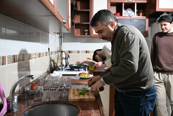 BAŞKAN YILMAZ, SAHURU GENÇLERLE YAPTI