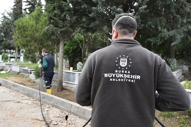Bursa’da mezarlıklar bayrama hazır
