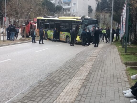 KAPLIKAYA’DA BELEDİYE OTOBÜSÜ KAZASI