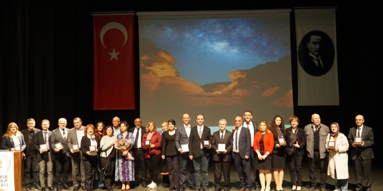 Meslekte 60,50,40 ve 30’uncu yıllarını dolduran hekimlere plaket!