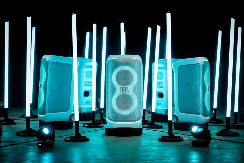 JBL PARTYBOX CLUB 120 VE STAGE 320’NİN BEYAZ RENGİ GECENİZİ AYDINLATACAK