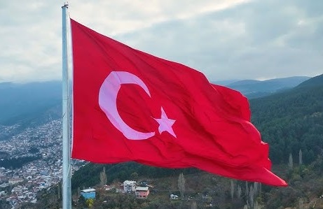 Türkiye Cumhuriyeti’nin bayrağı tektir, dili tektir, vatanı tektir.