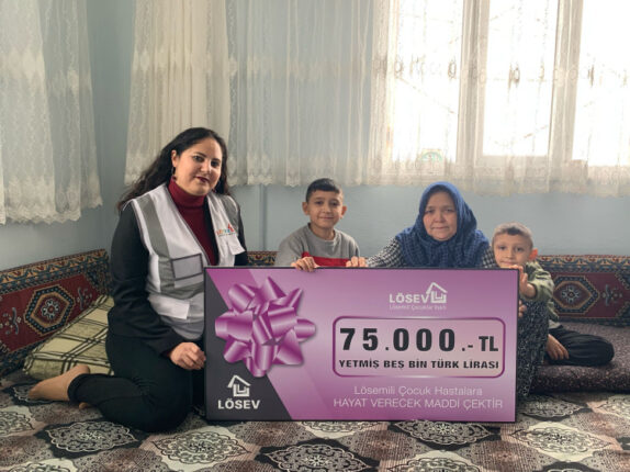 LÖSEMİ VE KANSERLE MÜCADELE EDEN ÇOCUKLARIMIZA 100 BİN TL YARDIM ÇEKİ