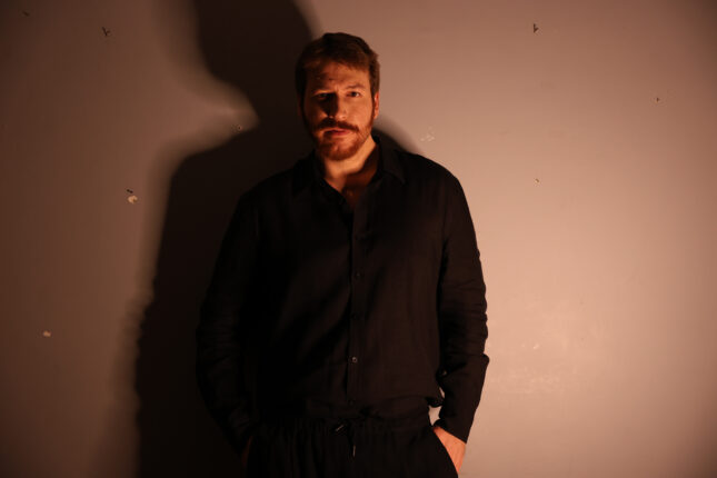 Mert Özcan’dan Yeni Klip “Kalp İzi” Şarkısına Geldi!