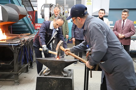 Tophane Mesleki ve Teknik Anadolu Lisesi’nde Baharın habercisi Nevruz Bayramı için demir dövüldü