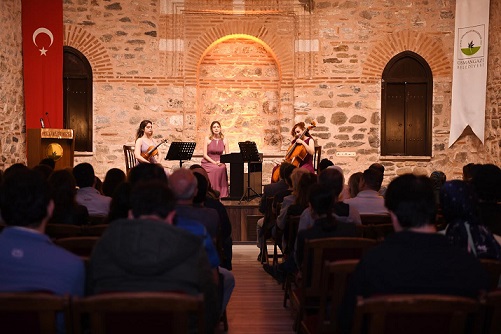 Sanatseverler klasik müziğin büyüsüne kapıldı