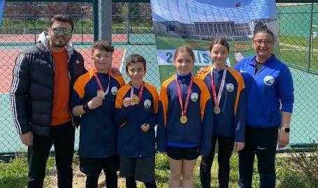 Osmangazi’nin genç raketleri kortta yıldızlaştı