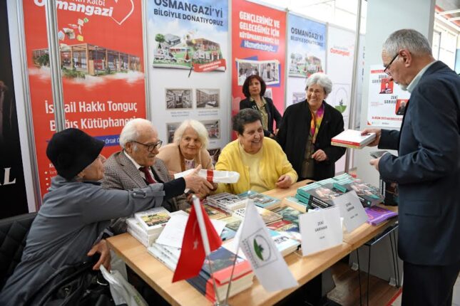 Şenal Sarıhan ve Zeki Sarıhan’a kitapseverlerden yoğun ilgi