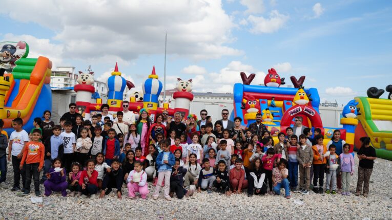 GESİAD BAYRAMDA, DEPREMZEDE ÇOCUKLARI SEVİNDİRDİ…