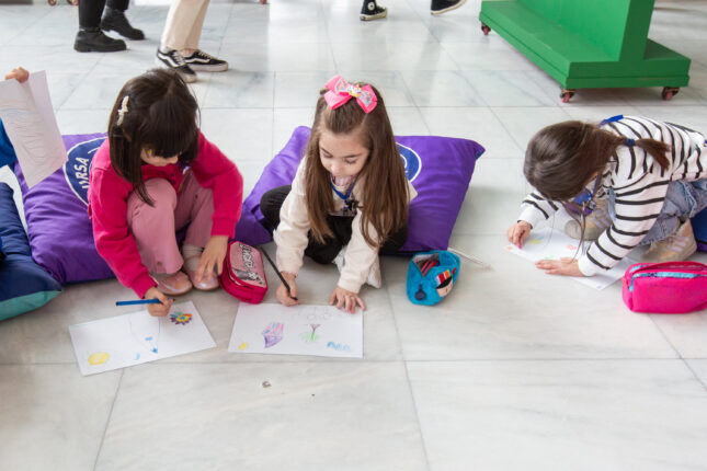 ‘Resimlerden Resim Beğen Sergisi’ne miniklerden ziyaret