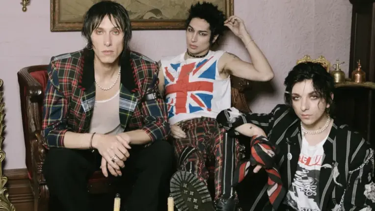 Los Angeles’lı Palaye Royale,  İstanbul Konserinde Seyircilerin Arasına  Şişme Deniz Botuyla Atladı