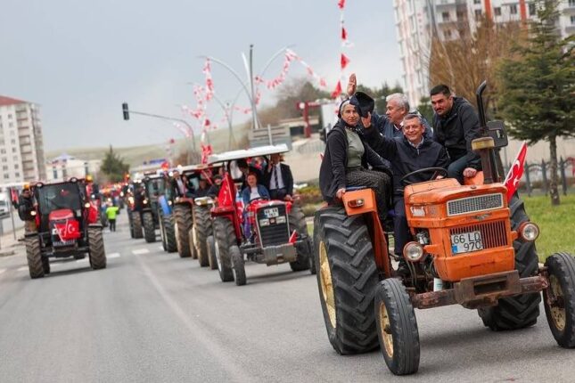 Güler Buğday yazdı; YOZGAT’TA KURTULUŞUN MEŞALESİNİ TRAKTÖRLERİYLE EYLEM YAPAN ÜRETENLER YAKTILAR