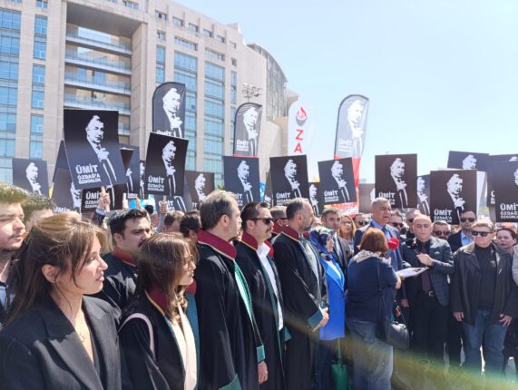 Özdağ, bu kapıdan dışarı çıkıncaya kadar…