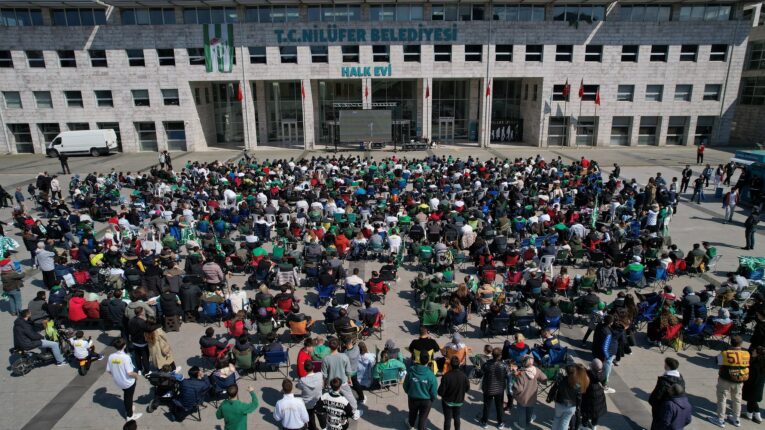 Bursaspor’un şampiyonluk maçı Halk Evi önünde dev ekranda izlendi