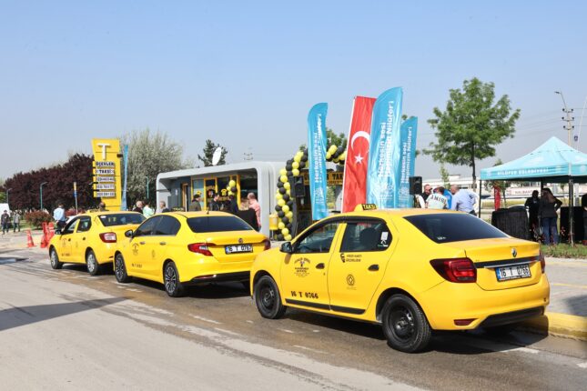 Üçevler’de modern taksi durağı hizmete açıldı