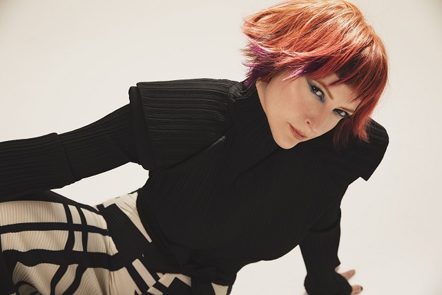 Aslı Gökyokuş yıllar sonra yeni bir Hümeyra şarkısı Gurbet’i yorumladı