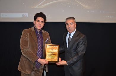 GENÇ SANATÇI VE GİRİŞİMCİ EMRE SÜREKLİ’YE SANATA KATKILARINDAN DOLAYI ÖDÜL