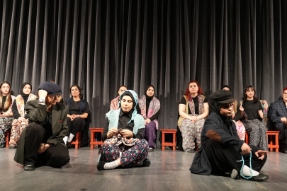 GÜRSULU KADINLAR SAHNE TOZU YUTTU