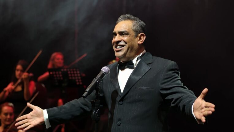 EGE’nin şarkılarıyla Kıbrıs’ta coşku dolu gece | sahnede 10. yıl marşı