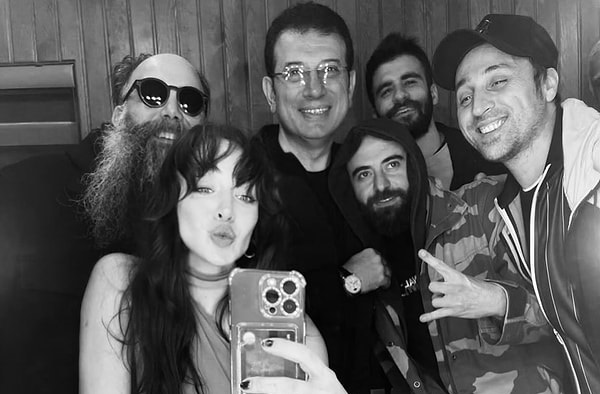 Şarkıcı Aybüke Albere Ekrem İmamoğlu ile Çekilen Kulis Fotoğrafına Yapılan Çirkin Yorumlardan Şikayetçi Oluyor