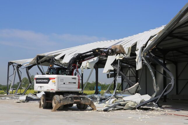 Nilüfer’de iki kaçak fabrika yerle bir edildi