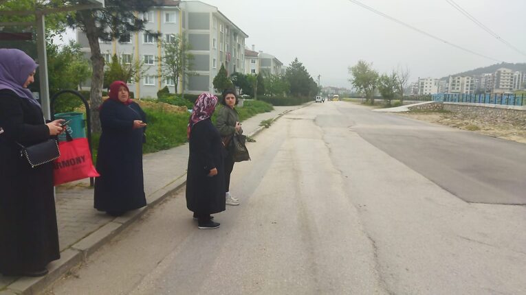 Şehrin göbeğindeki mahallede ulaşım krizi Başkan Bozbey, ‘duy’ sesimizi