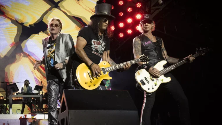 GUNS N’ ROSES İSTANBUL’A AİLELERİ İLE BİRLİKTE  ve 100 BAVULLA GELİYOR!