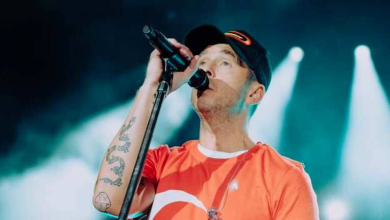 AMERİKALI GRUP ONEREPUBLIC  İSTANBUL KONSERİNDE SAHNEDE TÜRK BAYRAKLI TİŞÖRTLE  KALPLERİ FETHETTİ