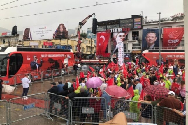 Orhangazi Esnafı Cumhuriyet Meydanı’ndaki Kermeslerden Şikâyetçi: Kayıt Dışı Satışlara Son Verilsin